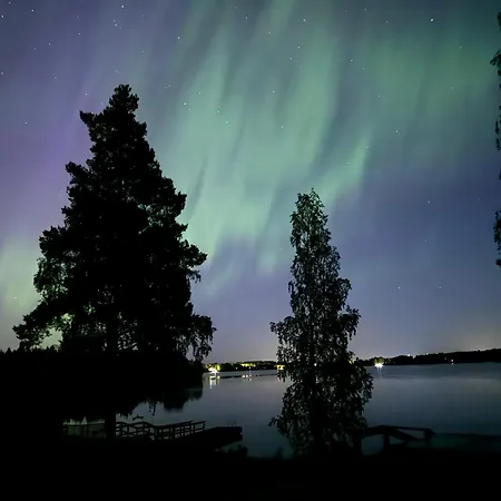 Nurmenhelmi Järven Rannalla *