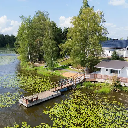 Nurmenhelmi Järven Rannalla