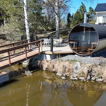 Nurmenhelmi Järven Rannalla